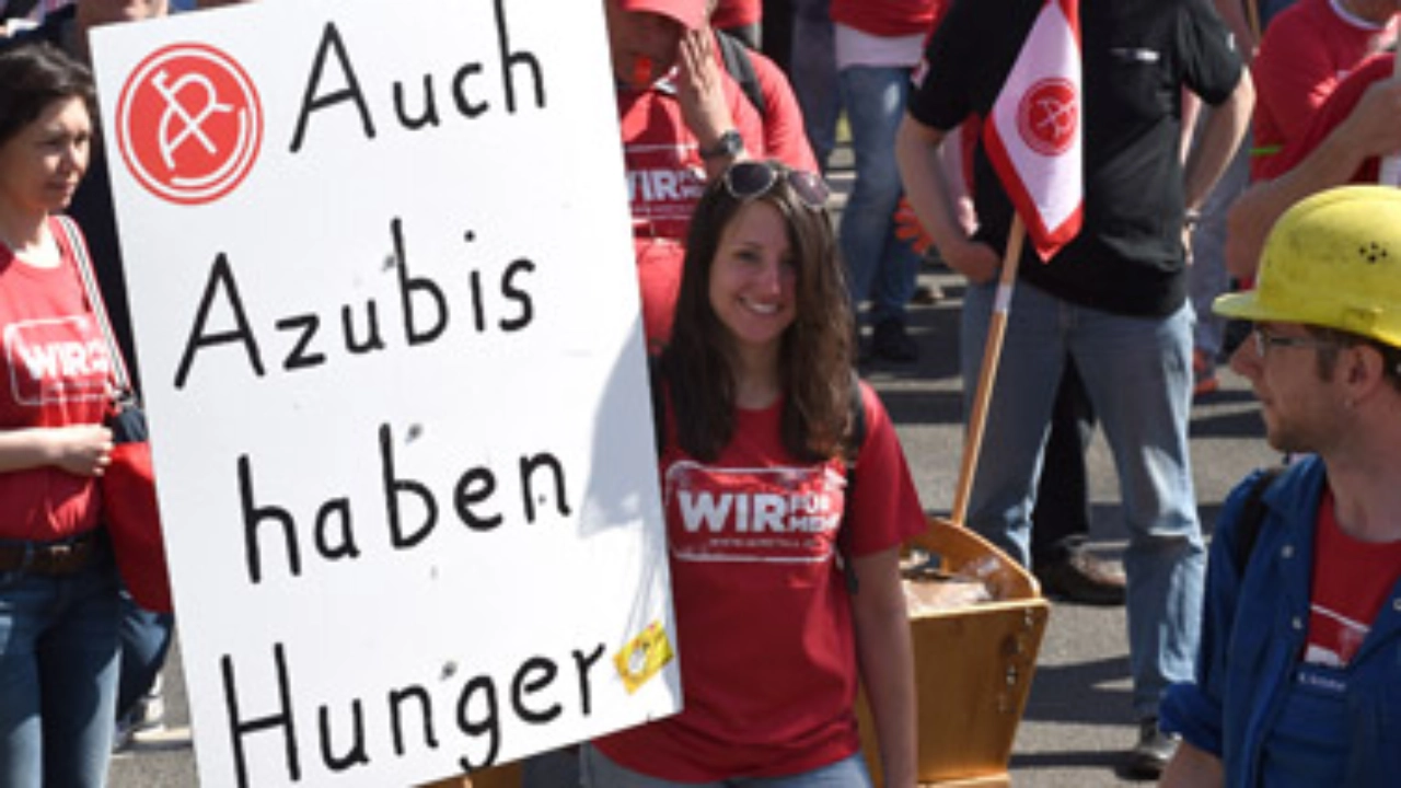 Junge Frau bei einem Warnstreik während der Tarifrunde.