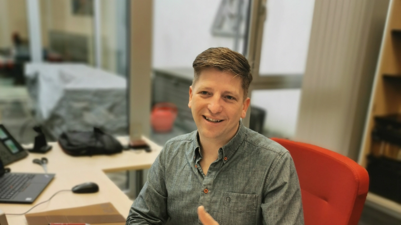 Vorstellungsfoto Michael Kuhles am Arbeitsplatz