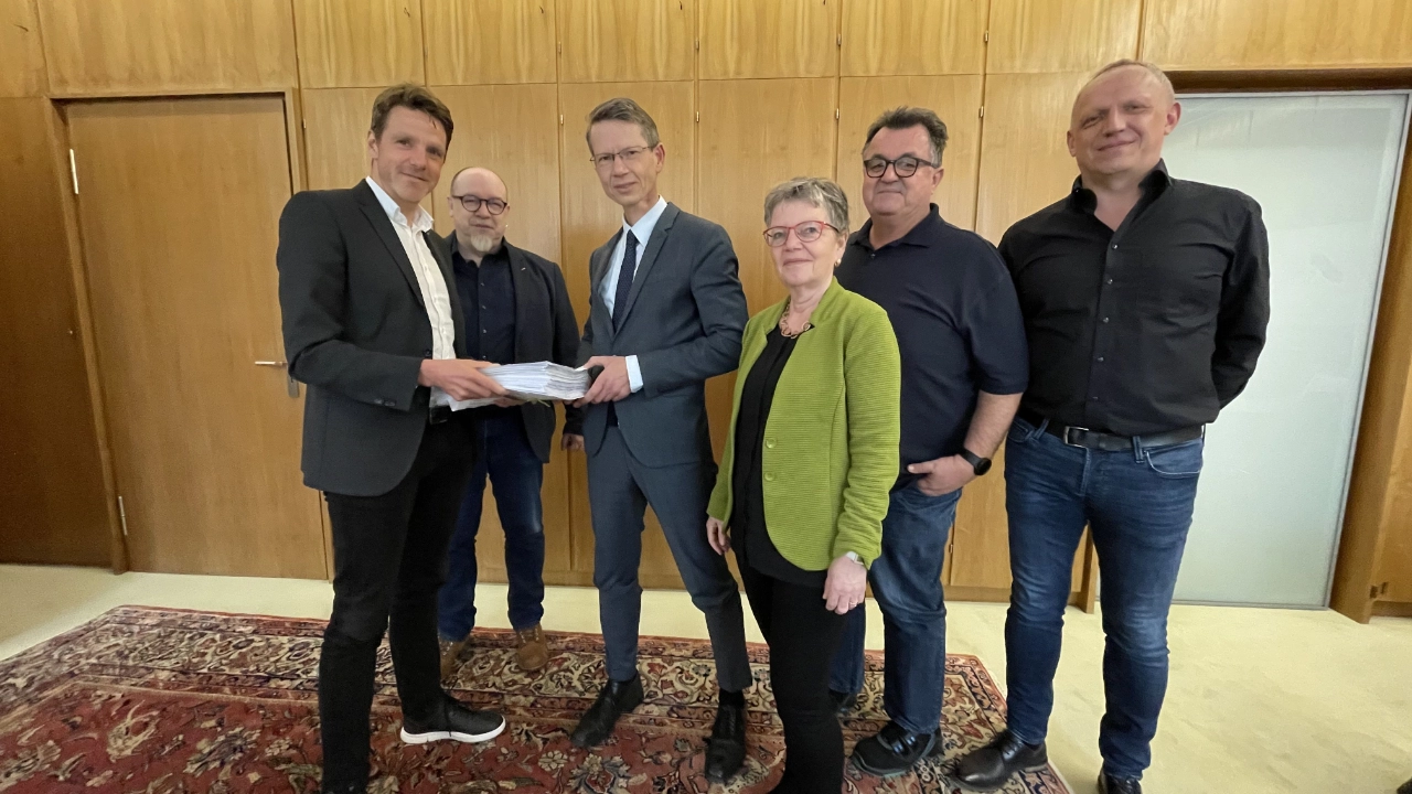 Übergabe der Unterschriftenlisten Der Steg muss bleiben mit Oberbürgermeister 