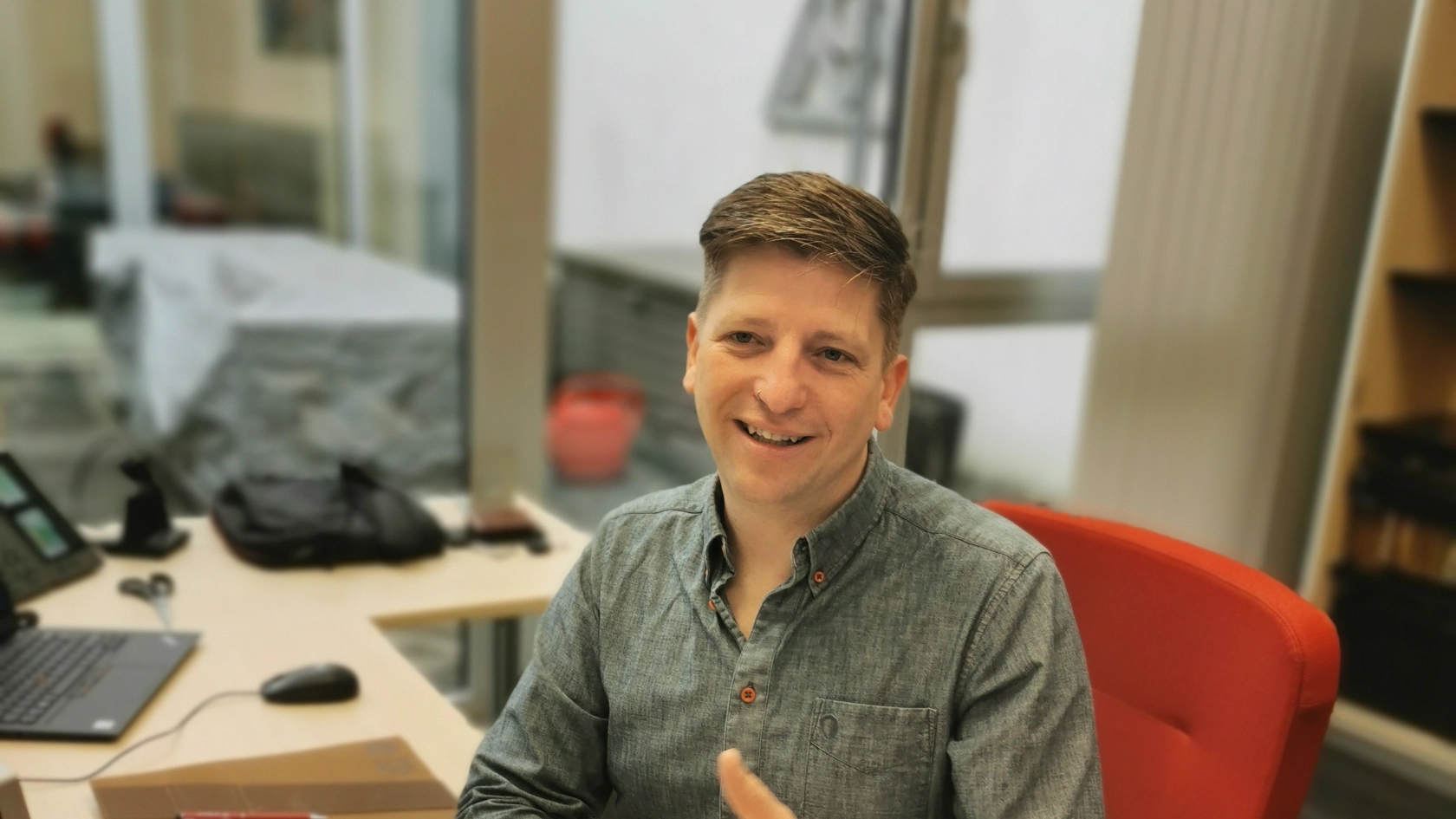 Vorstellungsfoto Michael Kuhles am Arbeitsplatz