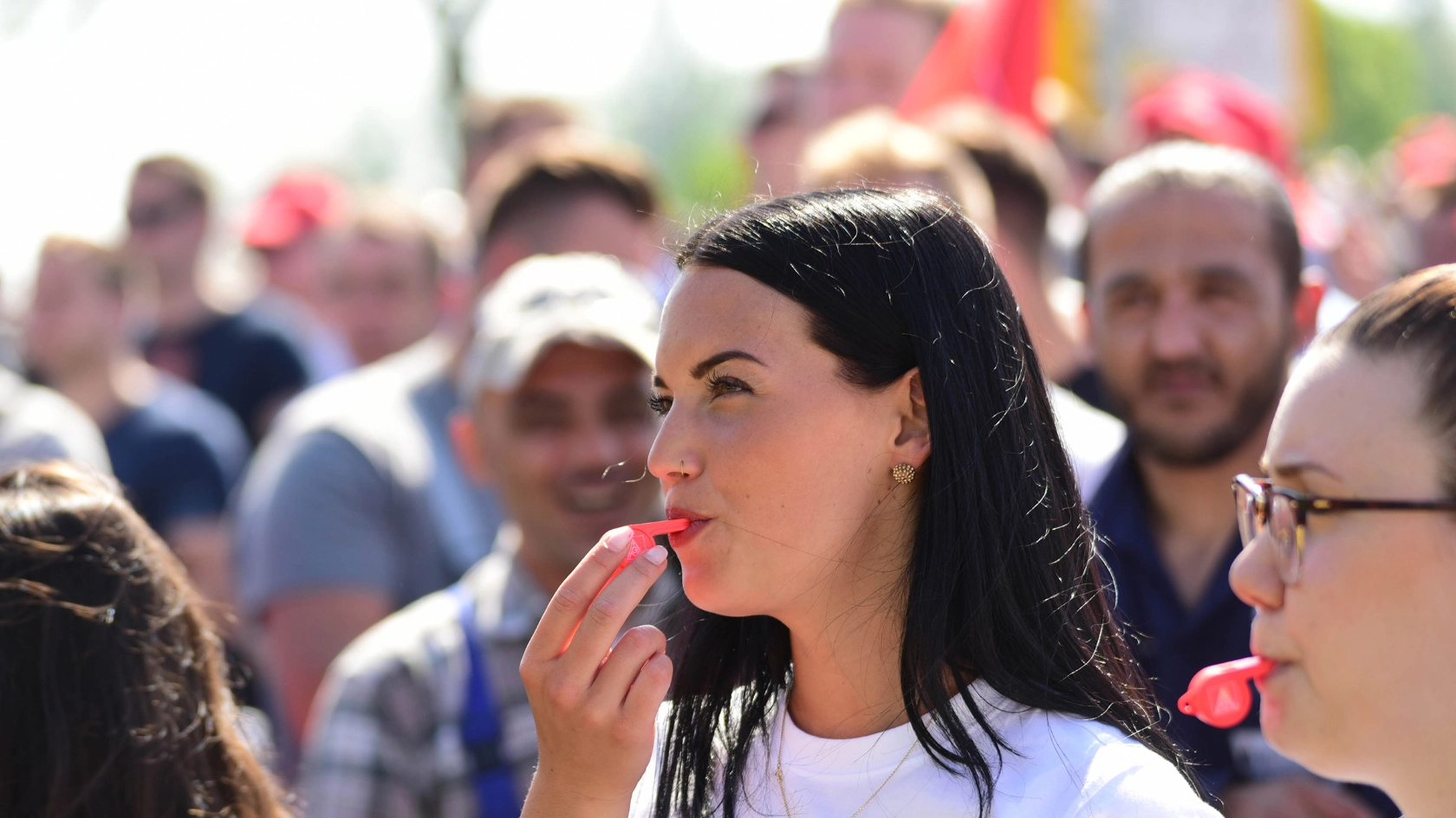 Eine junge Frau mit Trillerpfeife.