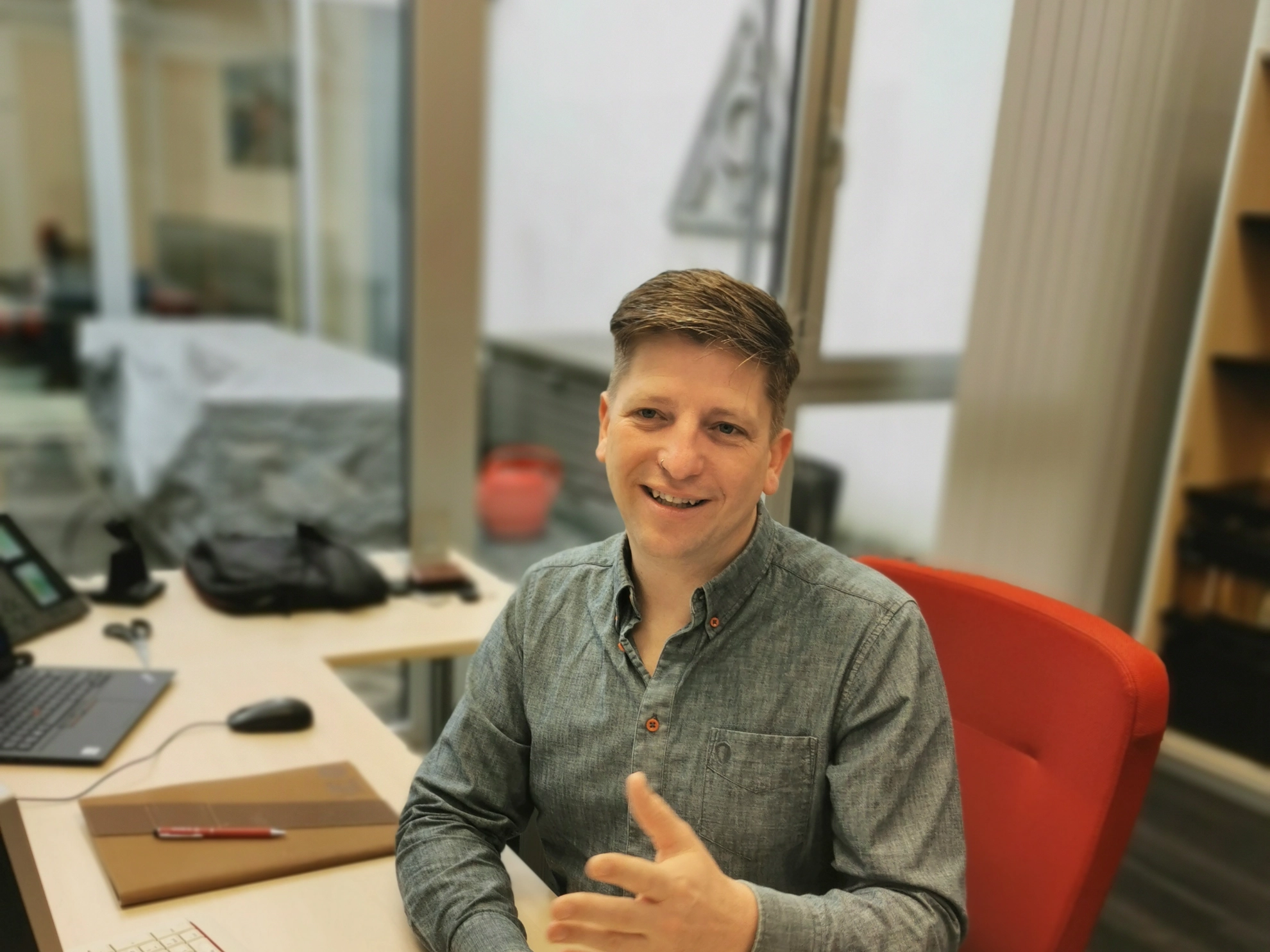 Vorstellungsfoto Michael Kuhles am Arbeitsplatz