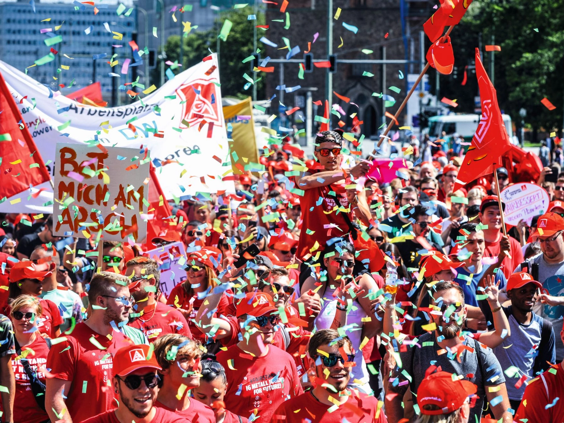 Die IG Metall Jugend demonstriert auf der FairWandel-Kundgebung für Reformen und Investitionen