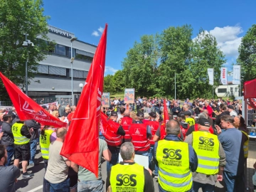 Massiver Protest gegen geplanten Arbeitsplatzabbau bei Bosch Rexroth in Augsfeld