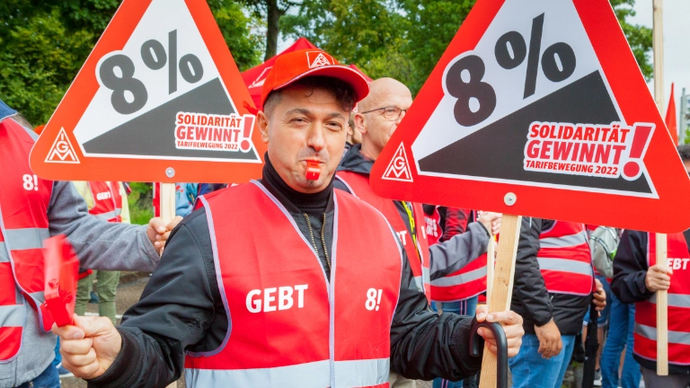 Vor der ersten Verhandlung in Bayern demonstrierten 4000 Beschäftigte in Nürnberg.
