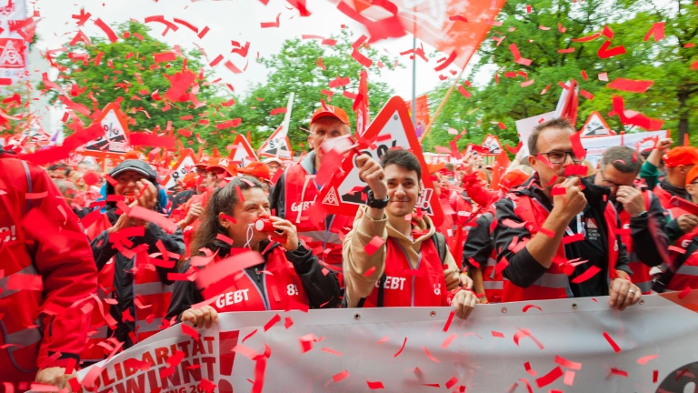 Vor der ersten Verhandlung in Bayern demonstrierten 4000 Beschäftigte in Nürnberg.