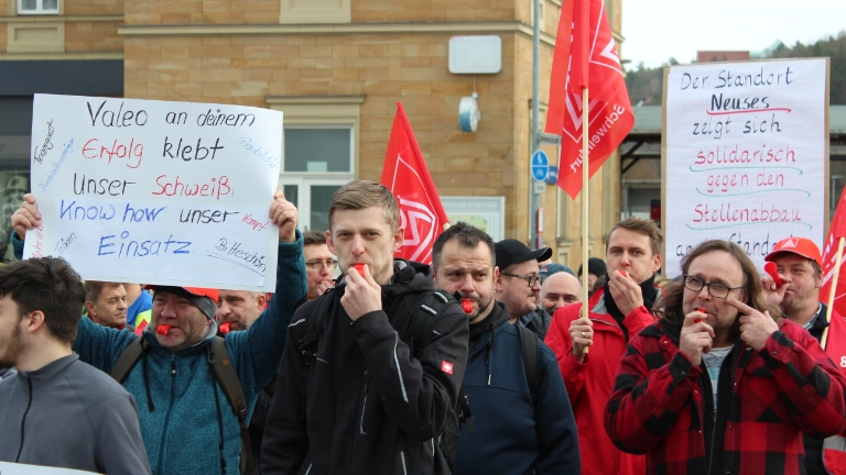 Beschäftigte protestieren bei Valeo