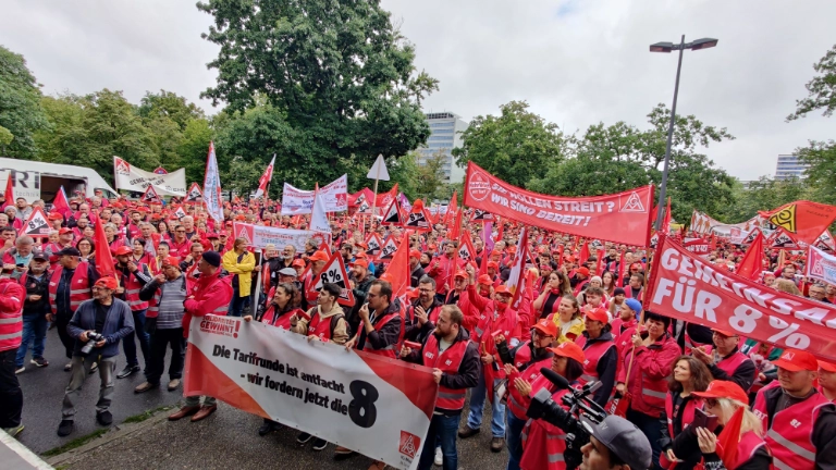 Tarifrundenauftakt in Nürnberg vor der Meistersingerhalle