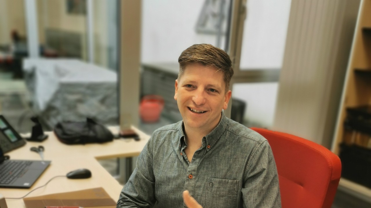 Vorstellungsfoto Michael Kuhles am Arbeitsplatz
